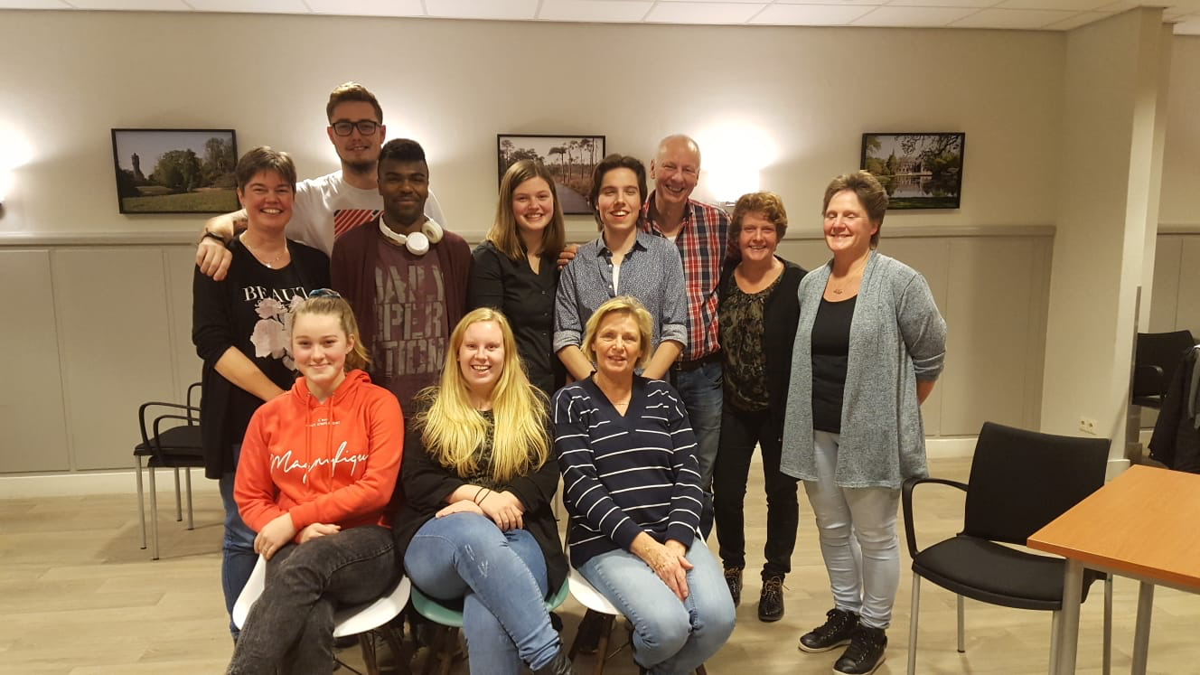 Zwart Wit Toneel - Van je familie moet je het hebben. Zwart Wit Toneel - Van je familie moet je het hebben.