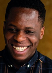 Glodi Lugungu fotograaf Marc van Scherp uitsnede staand