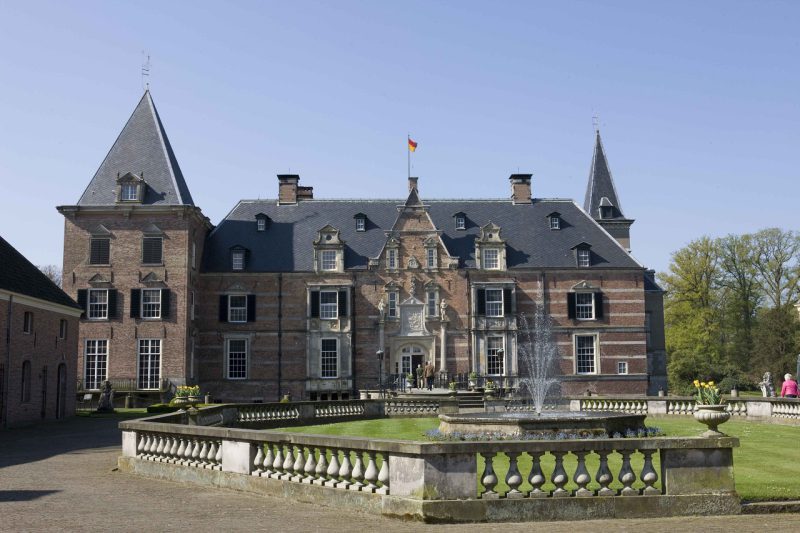 Twickel-kasteel-voorplein-001-l